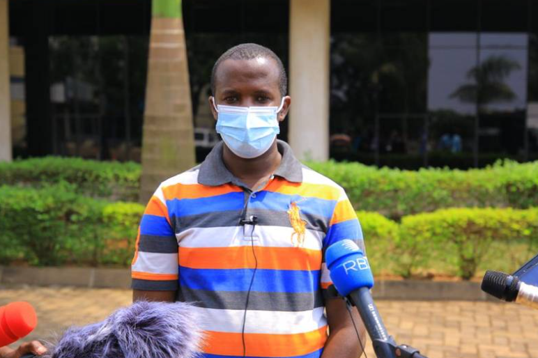 Niyonsaba Marcel yari yariyise Ngarambe Antoine nyiri ikibanza cyari kigiye kugurishwa, byose babikoraga bifashishije umurongo wa telefoni wa Ngarambe bari barahinduye