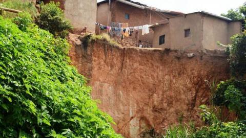 Kwimura iyi miryango, bizahera ku bafite ubushobozi buke n'abafite inzu zidakomeye